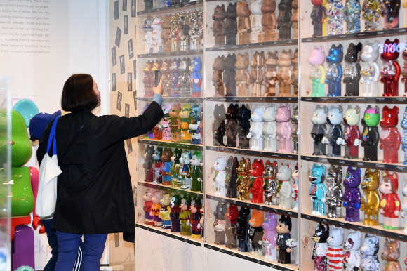 2일 오전 서울 강남구 삼성동 코엑스에서 열린 ’제5회 아트토이컬쳐 2018’을 찾은 사람들이  전시장을 관람하고 있다. 2018.5.2 도준석 기자 pado@seoul.co.kr