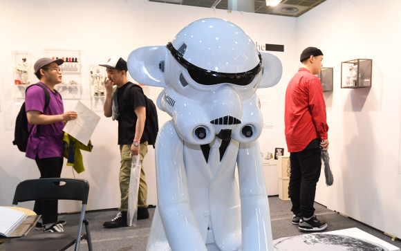 2일 오전 서울 강남구 삼성동 코엑스에서 열린 ’제5회 아트토이컬쳐 2018’을 찾은 사람들이  전시장을관람하고 있다. 2018.5.2 도준석 기자 pado@seoul.co.kr
