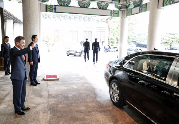 문재인 대통령이 5일 오전 청와대에서 한국을 국빈 방문중인 레제프 타이이프 에르도안 터키 대통령과 정상회담을 마친 뒤 일정을 위해 청와대를 떠나는 에르도안 대통령을 배웅하고 있다. 2018. 05. 02 안주영 기자 jya@seoul.co.kr