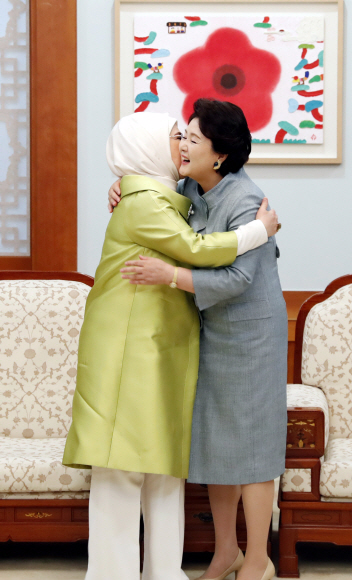 문재인 대통령의 부인 김정숙 여사가 5일 청와대에서 한국을 국빈 방문중인 레제프 타이이프 에르도안 터키 대통령의 부인 에미네 에르도안 여사와 만나 포옹하고 있다. 2018. 05. 02 안주영 기자 jya@seoul.co.kr