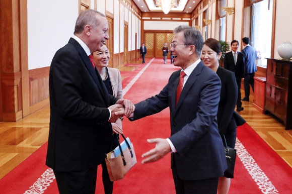 문재인 대통령과 한국을 국빈 방문중인 레제프 타이이프 에르도안 터키 대통령이 5일 청와대에서 정상회담을 마친 뒤 밝은 표정으로 대화하고 있다. 2018. 05. 02 안주영 기자 jya@seoul.co.kr