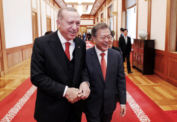 문재인 대통령과 한국을 국빈 방문중인 레제프 타이이프 에르도안 터키 대통령이 5일 청와대에서 정상회담을 마친 뒤 밝은 표정으로 대화하고 있다. 2018. 05. 02 안주영 기자 jya@seoul.co.kr