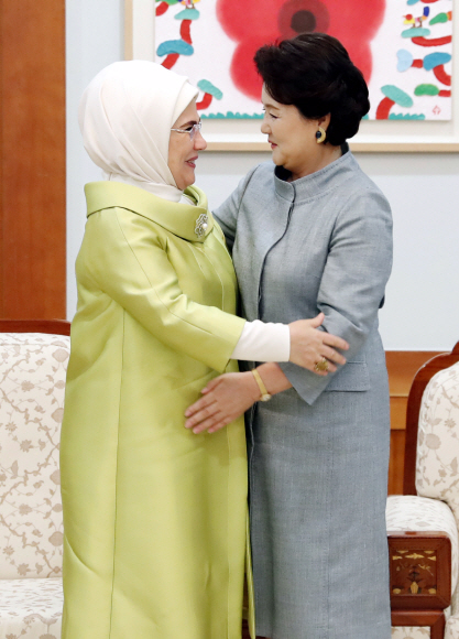 문재인 대통령의 부인 김정숙 여사가 5일 청와대에서 한국을 국빈 방문중인 레제프 타이이프 에르도안 터키 대통령의 부인 에미네 에르도안 여사와 만나 포옹하고 있다. 2018. 05. 02 안주영 기자 jya@seoul.co.kr