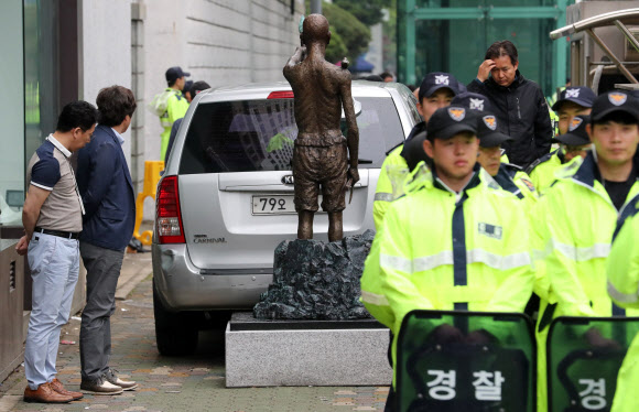 일본 영사관 인근 인도 한복판 노동자상