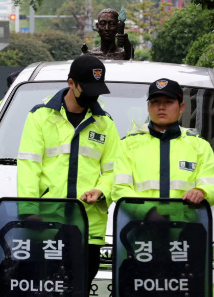 노동자상 앞 경찰