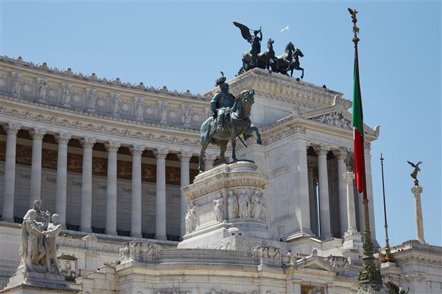 로마 베네치아 광장에 있는 통일 이탈리아 왕국의 초대 국왕 비토리오 에마누엘레 2세 동상.