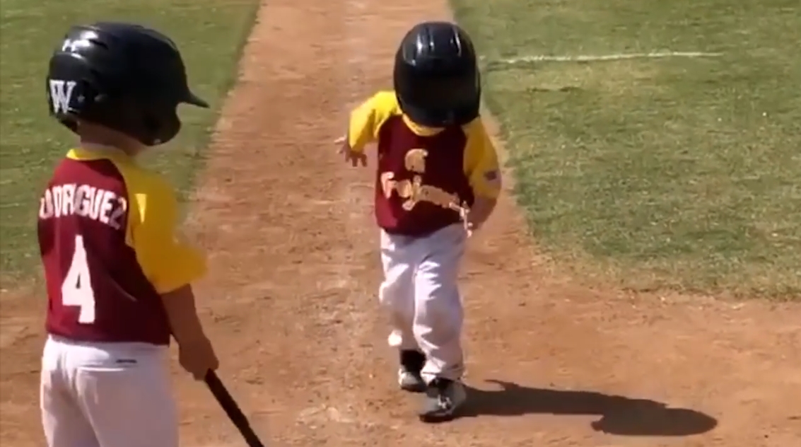 3루에서 홈플레이트까지 초슬로우 동작으로 걸어서 온 아이의 재밌고 사랑스런 모습(유튜브 영상 캡처)