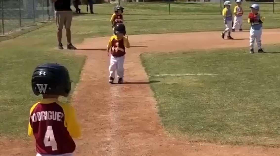 3루에서 홈플레이트까지 초슬로우 동작으로 걸어서 온 아이의 재밌고 사랑스런 모습(유튜브 영상 캡처)