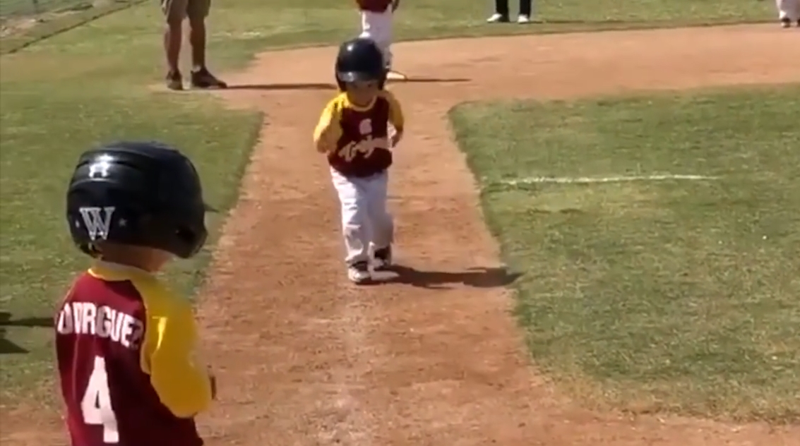 3루에서 홈플레이트까지 초슬로우 동작으로 걸어서 온 아이의 재밌고 사랑스런 모습(유튜브 영상 캡처)