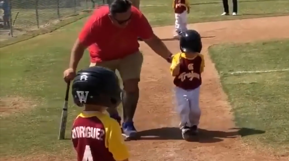 3루에서 홈플레이트까지 초슬로우 동작으로 걸어서 온 아이의 재밌고 사랑스런 모습(유튜브 영상 캡처)
