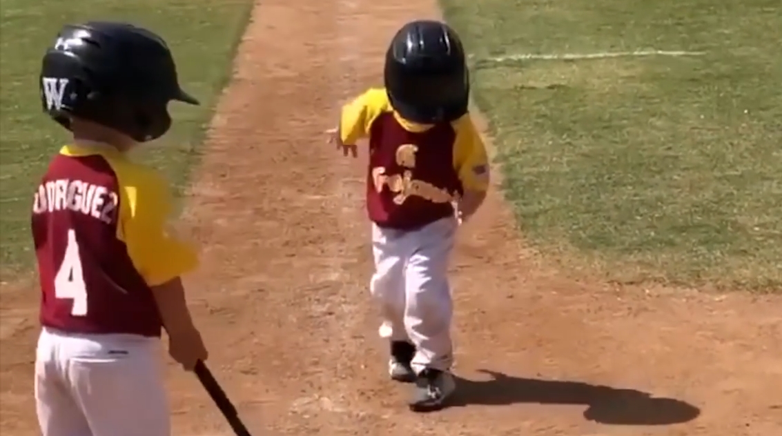 3루에서 홈플레이트까지 초슬로우 동작으로 걸어서 온 아이의 재밌고 사랑스런 모습(유튜브 영상 캡처)