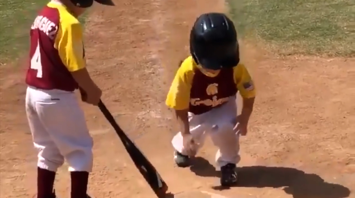 3루에서 홈플레이트까지 초슬로우 동작으로 걸어서 온 아이의 재밌고 사랑스런 모습(유튜브 영상 캡처)