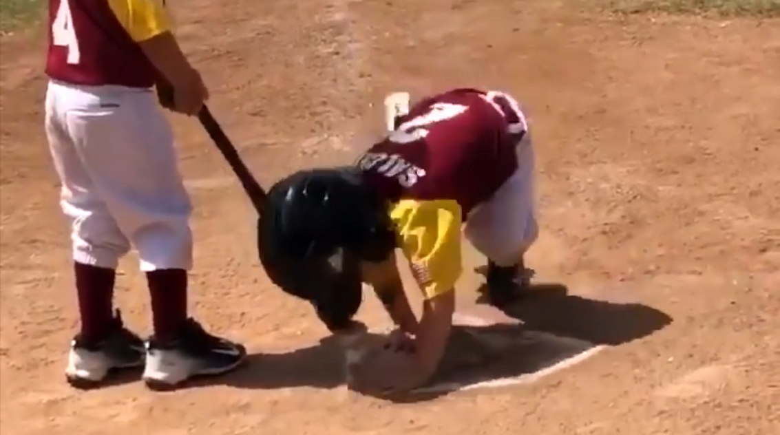 3루에서 홈플레이트까지 초슬로우 동작으로 걸어서 온 아이의 재밌고 사랑스런 모습(유튜브 영상 캡처)