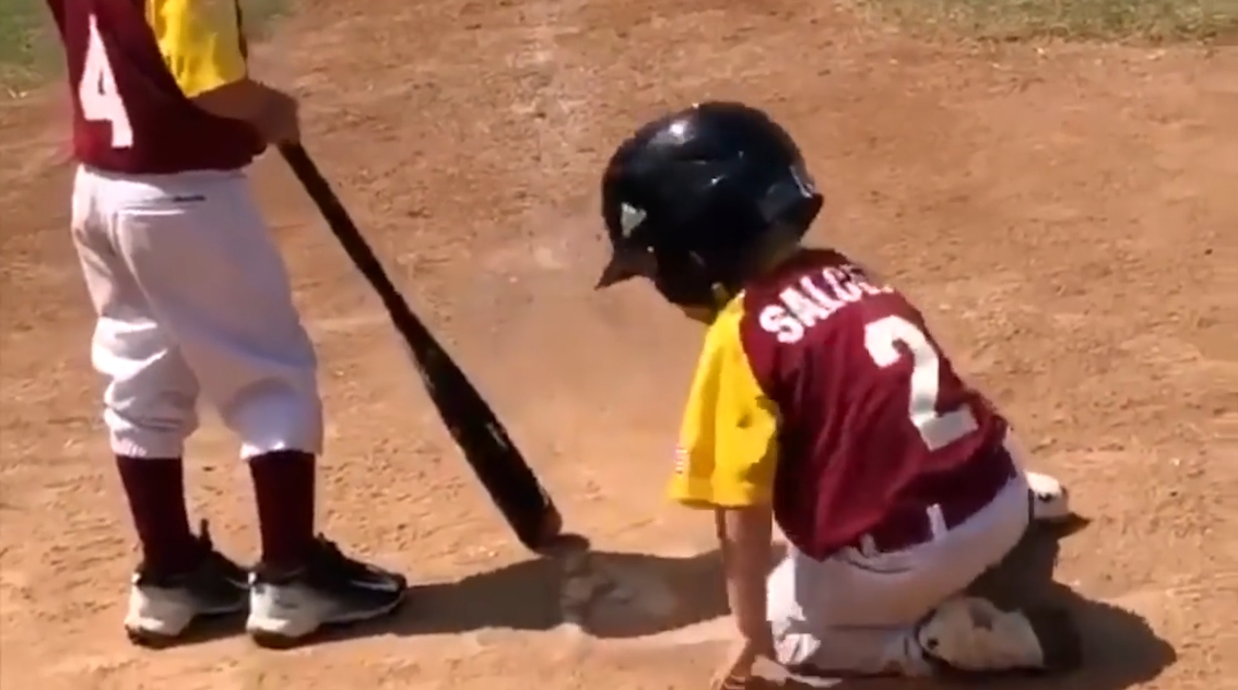 3루에서 홈플레이트까지 초슬로우 동작으로 걸어서 온 아이의 재밌고 사랑스런 모습(유튜브 영상 캡처)