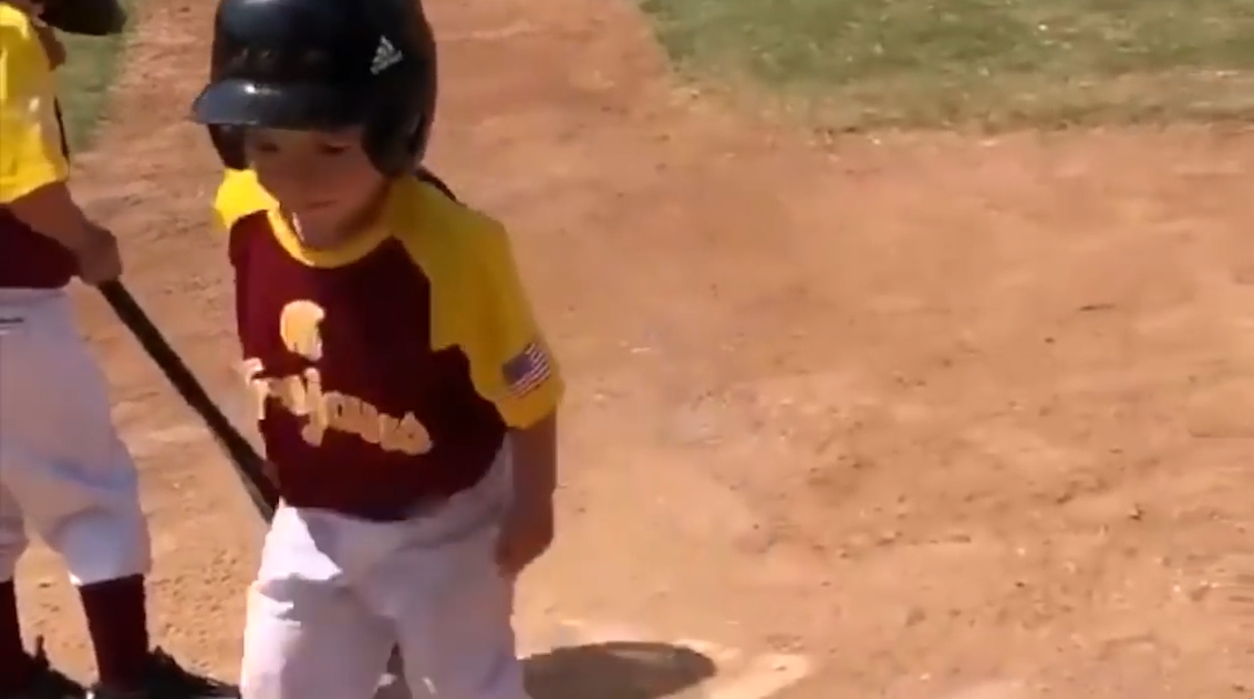 3루에서 홈플레이트까지 초슬로우 동작으로 걸어서 온 아이의 재밌고 사랑스런 모습(유튜브 영상 캡처)