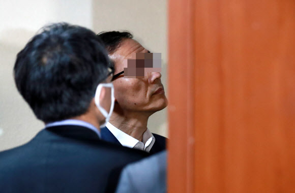 네이버 댓글 여론조작 혐의를 받는 ’드루킹’ 김모씨가 더불어민주당 김경수 의원에게 인사 청탁한 대상자인 윤모(왼쪽)·도모 변호사가 3일 서울 내자동 서울지방경찰청에 참고인 신분으로 출석해 조사실로 향하고 있다.  연합뉴스