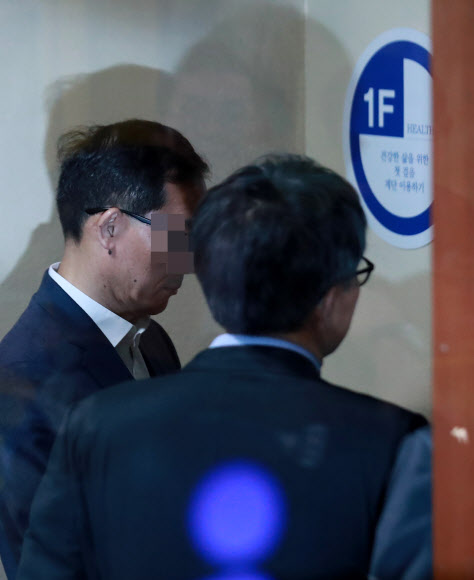 네이버 댓글 여론조작 혐의를 받는 ’드루킹’ 김모씨가 더불어민주당 김경수 의원에게 인사 청탁한 대상자인 윤모(왼쪽)·도모 변호사가 3일 서울 내자동 서울지방경찰청에 참고인 신분으로 출석해 조사실로 향하고 있다.  연합뉴스