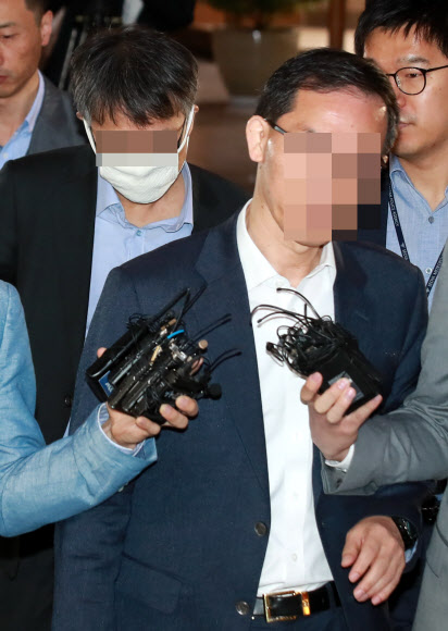 네이버 댓글 여론조작 혐의를 받는 ’드루킹’ 김모씨가 더불어민주당 김경수 의원에게 인사 청탁한 대상자인 윤모(왼쪽)·도모 변호사가 3일 서울 내자동 서울지방경찰청에 참고인 신분으로 출석하고 있다.  연합뉴스