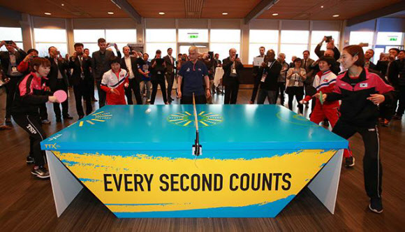 세계선수권에 참가 중인 남북 선수들이 2일(현지 시간) 스웨덴 할름스타드의 레산드 호텔에서 깜짝 남북 단일팀 시범경기를 펼치고 있다.  대한탁구협회 제공=연합뉴스