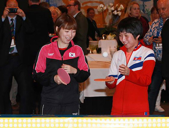 세계선수권에 참가 중인 남북 선수들이 2일(현지 시간) 스웨덴 할름스타드의 ?레산드 호텔에서 깜짝 남북 단일팀 시범경기를 펼쳤다. 사진은 서효원과 북한의 김남해.  대한탁구협회 제공=연합뉴스