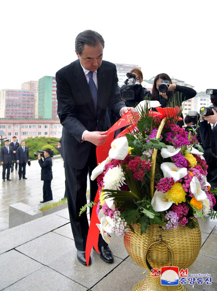 이(王毅) 중국 외교 담당 국무위원 겸 외교부장이 2일 평양에 도착해 우의탑을 찾았다고 조선중앙통신이 3일 보도했다. 연합뉴스