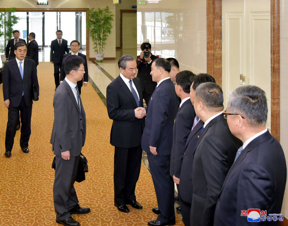 왕이(王毅) 중국 외교 담당 국무위원 겸 외교부장이 2일 평양 국제공항에 도착했다고 조선중앙통신이 3일 보도했다.  연합뉴스
