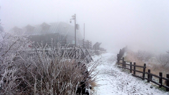 3일 새벽 설악산 고지대 기온이 영하로 떨어지며 중청대피소 일대에 눈이 내렸다. 이날 설악산에 내린 눈은 중청대피소 3cm, 소청대피소 3cm, 희운각 대피소 2cm의 적설량을 보였다. 기온은 오전 6시 현재 중청대피소 영하 2.5도, 소청대피소 영하 1도, 희운각 0도를 각각 기록했다.  설악산사무소 제공=연합뉴스