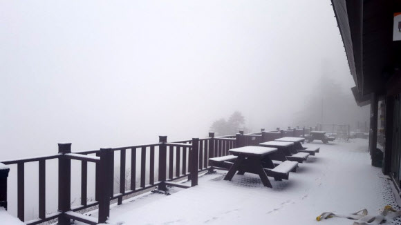 3일 새벽 설악산 고지대 기온이 영하로 떨어지며 소청대피소 일대에 눈이 내렸다. 이날 설악산에 내린 눈은 중청대피소 3cm, 소청대피소 3cm, 희운각 대피소 2cm의 적설량을 보였다. 기온은 오전 6시 현재 중청대피소 영하 2.5도, 소청대피소 영하 1도, 희운각 0도를 각각 기록했다.  설악산사무소 제공=연합뉴스