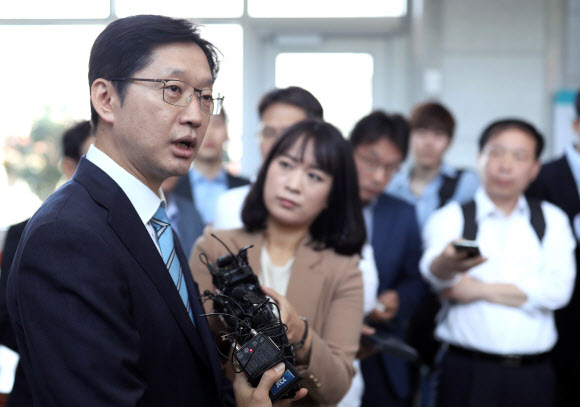 경찰 소환을 하루 앞둔 더불어민주당 김경수 의원이 3일 오전 경상남도 선거관리위원회를 찾아 경남도지사 예비후보 등록을 한 뒤 취재진의 질문에 답변하고 있다.  연합뉴스