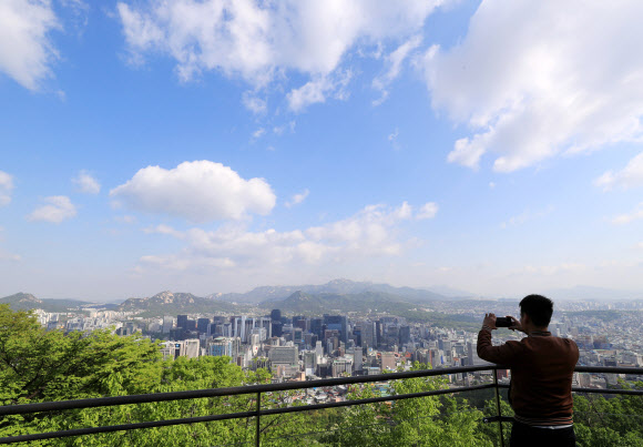 봄비가 그치며 미세먼지 농도가 ’좋음’ 수준을 보인 3일 오전 서울 남산에서 바라본 하늘이 푸르다.  연합뉴스