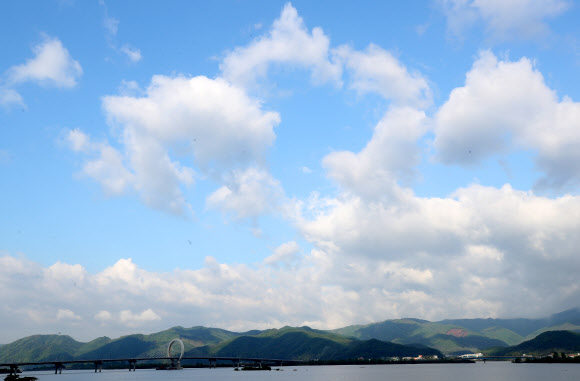 강원 대부분 지방에 비가 그친 후 미세먼지 농도가 ’좋음’ 수준을 보이는 3일 춘천시 소양강 위로 맑은 하늘이 펼쳐져 있다.  연합뉴스