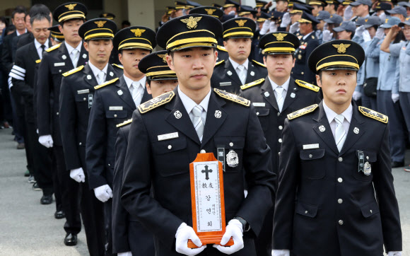 3일 여성 구급대원 강연희 소방경의 영결식이 끝난 뒤 위패가 영결식장인 전북 익산시 익산소방서 청사를 나가고 있다.  연합뉴스