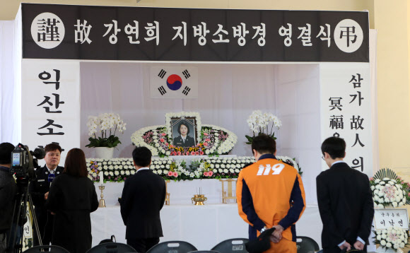 2일 오전 여성 구급대원 강연희 소방경의 영결식이 열리기 전 전북 익산소방서 분향소를 찾은 소방대원들이 침통해하고 있다.  연합뉴스