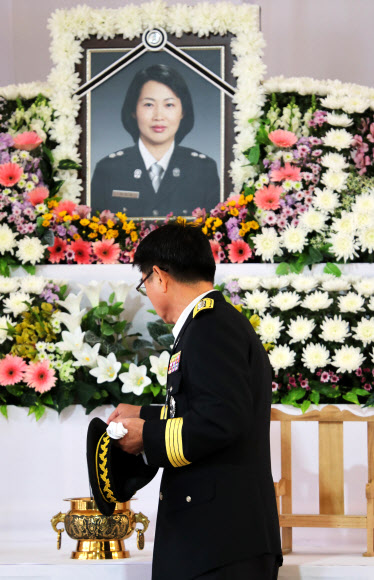 한 소방관이 2일 오전 여성 구급대원 강연희 소방경의 영결식이 열리기 전 전북 익산소방서 분향소에서 분향하고 있다.  연합뉴스