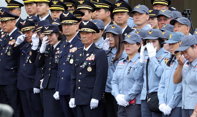 3일 전북 익산시 익산소방서에서 열린 故 강연희 소방경의 영결식에 참석한 동료소방관들이 고인의 운구차가 떠나자 울음을 터트리고 있다. 故 강 소방경은 구조하던 취객에 폭행당한 후 극심한 스트레스를 호소하다 뇌출혈로 쓰러져 숨졌다. 뉴스1