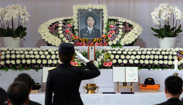 3일 전북 익산시 익산소방서에서 열린 故 강연희 소방경의 영결식에 참석한 동료소방관이 추도사를 마치고 고인에게 경례를 하고 있다. 故 강 소방경은 구조하던 취객에 폭행당한 후 극심한 스트레스를 호소하다 뇌출혈로 쓰러져 숨졌다. 2018.5.3 <br>뉴스1