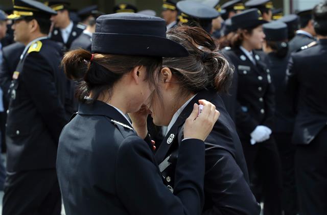 3일 전북 익산시 익산소방서에서 열린 故 강연희 소방경의 영결식에 참석한 동료소방관들이 고인의 운구차가 떠나자 울음을 터트리고 있다. 故 강 소방경은 구조하던 취객에 폭행당한 후 극심한 스트레스를 호소하다 뇌출혈로 쓰러져 숨졌다. 뉴스1