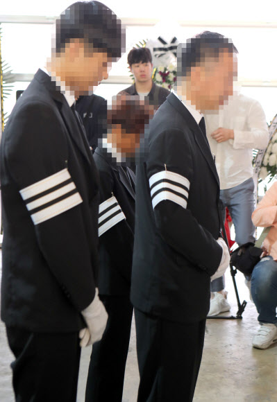 3일 전북 익산시 익산소방서 청사에서 열린 여성 구급대원 강연희 소방경의 영결식에서 유족들이 묵념하고 있다.  연합뉴스