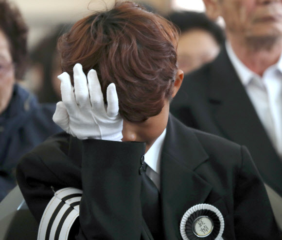 3일 전북 익산시 익산소방서 청사에서 열린 여성 구급대원 강연희 소방경의 영결식에서 한 유족이 눈물을 닦고 있다.   연합뉴스