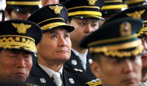 3일 전북 익산시 익산소방서 청사에서 열린 여성 구급대원 강연희 소방경의 영결식에서 한 소방대원의 눈에 눈물이 맺혀 있다.   연합뉴스