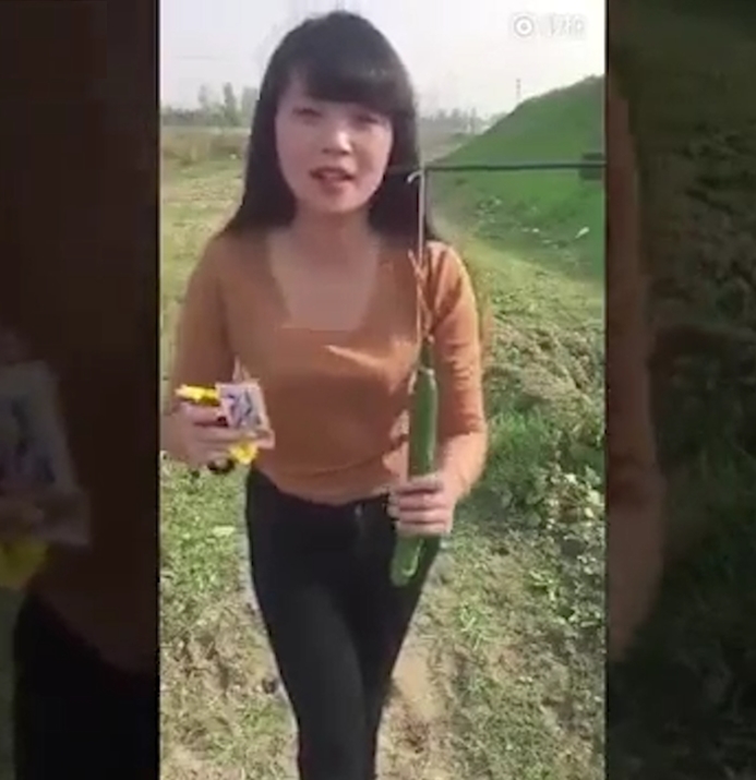 카드 한 장으로 오이를 두 동강 내는 여성 모습(유튜브 영상 캡처)