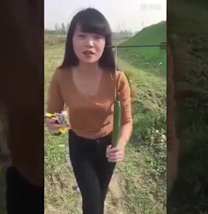 카드 한 장으로 오이를 두 동강 내는 여성 모습(유튜브 영상 캡처)