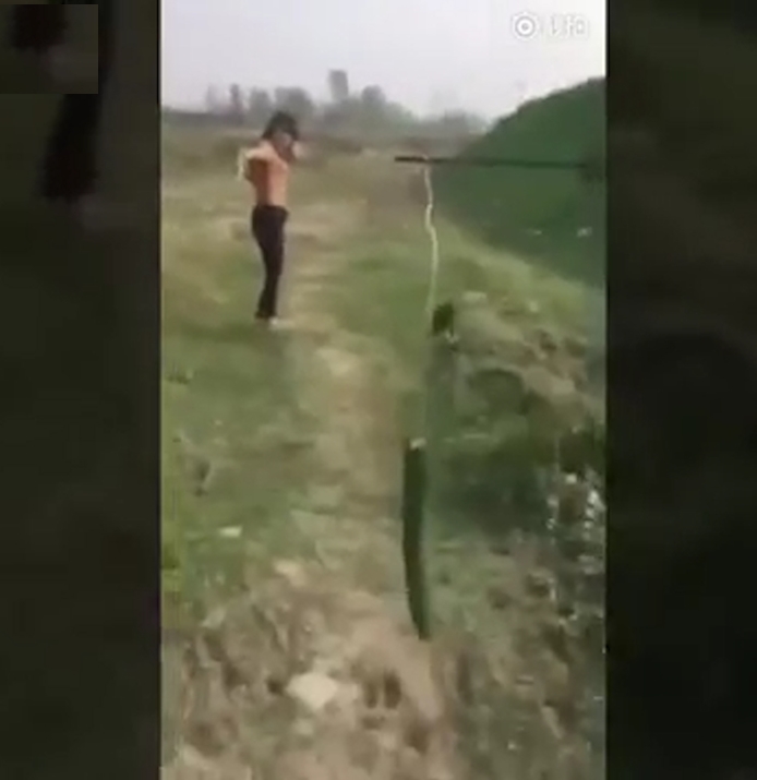 카드 한 장으로 오이를 두 동강 내는 여성 모습(유튜브 영상 캡처)