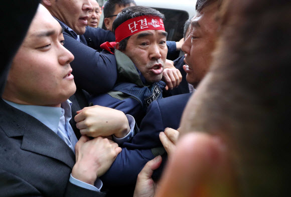 지난해 서울 도심에서 불법 집회·시위를 주도한 혐의로 경찰이 수배 중이던 장옥기 민주노총 전국건설노동조합 위원장이 3일 서울 영등포구 사무실에서 경찰에 연행되고 있다.  장 위원장은 이날 자진출석 의사를 밝히고 기자회견을 했으나, 경찰과 충돌해 몸싸움을 벌이며 강제 연행됐다. 연합뉴스