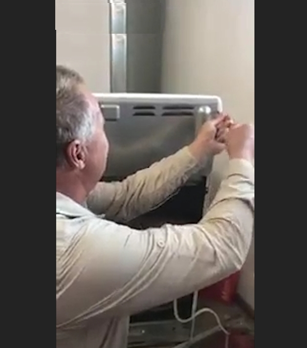 오븐 속에 뱀 모습(유튜브 영상 캡처)