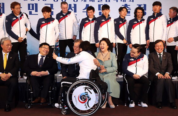 문재인 대통령 취임 1주년을 맞이해 사진전이 열린다. 청와대는 4일부터 6월 3일까지 서울 종로구 청와대 사랑재에서 ’다시 봄, 문재인정부 취임1주년 기록사진전’을 개최한다. 이 전시회에는 청와대 전속사진가와 청와대 출입사진기자단이 찍은 50여점의 사진이 전시될 예정이다. 사진은 문 대통령내외가 2018년 3월 2일 동계 패럴림픽 선수들과 사진을 찍는 모습. 2018.5.3  청와대제공