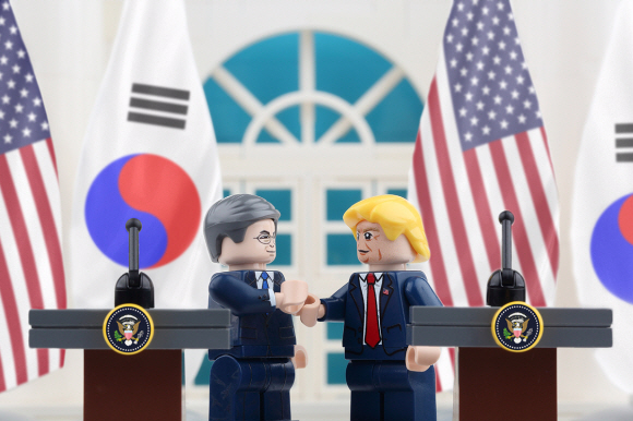 문재인 대통령 취임 1주년을 맞이해 사진전이 열린다. 청와대는 4일부터 6월 3일까지 서울 종로구 청와대 사랑재에서 ’다시 봄, 문재인정부 취임1주년 기록사진전’을 개최한다. 이 전시회에는 청와대 전속사진가와 청와대 출입사진기자단이 찍은 50여점의 사진이 전시될 예정이다. 사진은 브릭 사진작가인 이제형 씨가 한미 정상회담을 표현한 ’한·미 공동 기자회견’. 2018.5.3  청와대제공