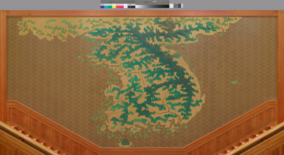 청와대가 소장하고 있는 미술품이 처음으로 국민에게 공개된다. 청와대는 9일부터 7월 29일까지 특별전 ’함께 보다’를 청와대 사랑채에서 개최한다. 이번에 공개되는 작품들은 청와대가 1966년 부터 40년에 걸쳐 수집한 작품중의 일부다. 총 16점이 실물로 전시되며 이동이 어려운 벽화 4점과 소장품 10여점은 영상으로 공개된다. 사진은 영상으로 공개될 송규태의 1991년작 ’일월도’. 2018.5.3 청와대제공