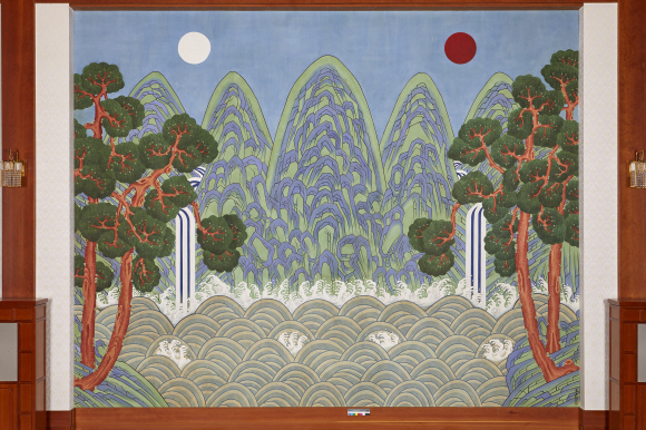 청와대가 소장하고 있는 미술품이 처음으로 국민에게 공개된다. 청와대는 9일부터 7월 29일까지 특별전 ’함께 보다’를 청와대 사랑채에서 개최한다. 이번에 공개되는 작품들은 청와대가 1966년 부터 40년에 걸쳐 수집한 작품중의 일부다. 총 16점이 실물로 전시되며 이동이 어려운 벽화 4점과 소장품 10여점은 영상으로 공개된다.사진은 영상으로 전시될 송규태의 1991년작 ‘일월도’.  2018.5.3 청와대제공