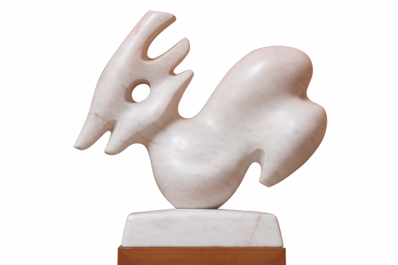 청와대가 소장하고 있는 미술품이 처음으로 국민에게 공개된다. 청와대는 9일부터 7월 29일까지 특별전 ’함께 보다’를 청와대 사랑채에서 개최한다. 이번에 공개되는 작품들은 청와대가 1966년 부터 40년에 걸쳐 수집한 작품중의 일부다. 총 16점이 실물로 전시되며 이동이 어려운 벽화 4점과 소장품 10여점은 영상으로 공개된다. 사진은 윤영자의 1991년작 ’율(?)’ 2018.5.3 청와대제공